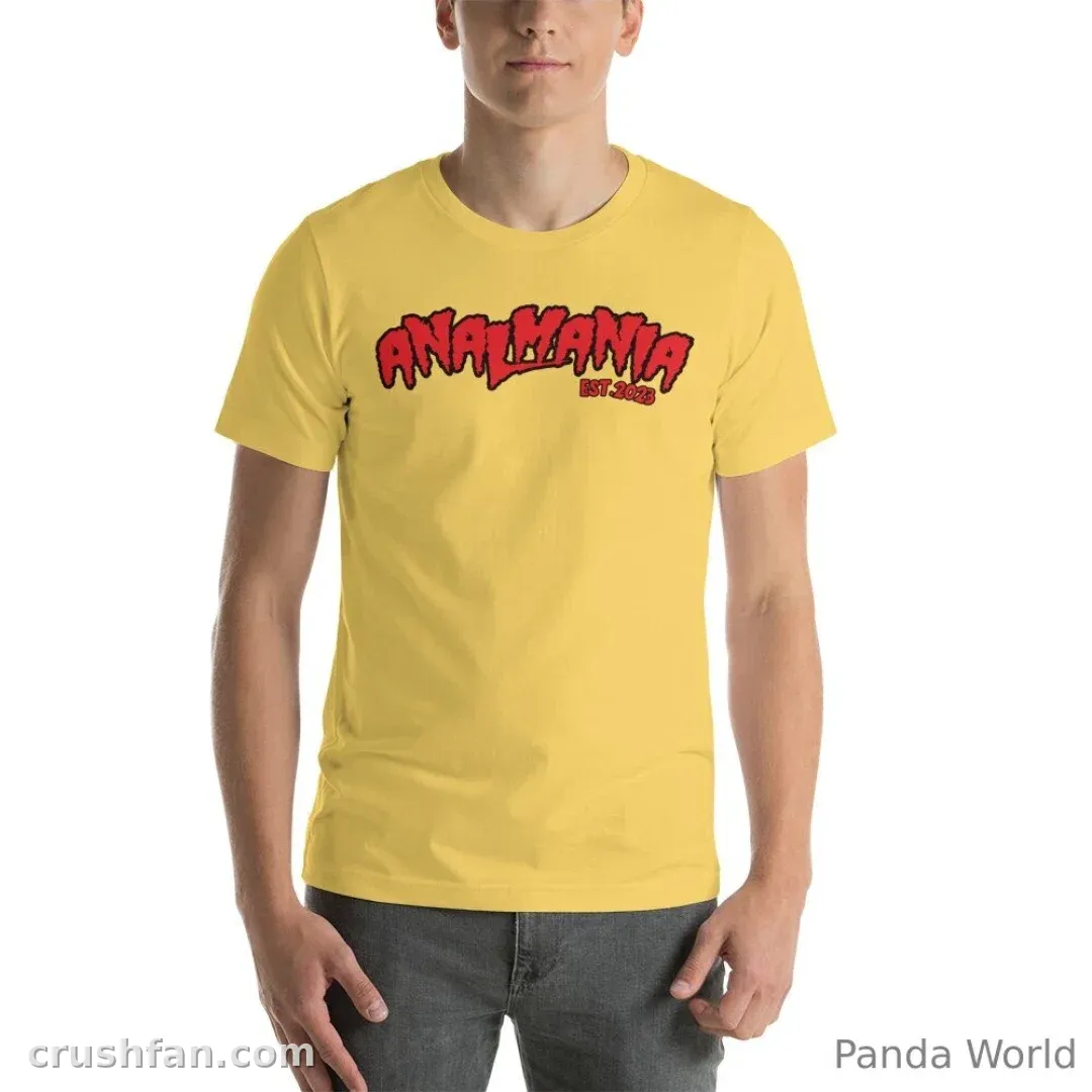 Creator in einem gelben Grafik-T-Shirt und grauer Jeans vor einem weißen Studiohintergrund