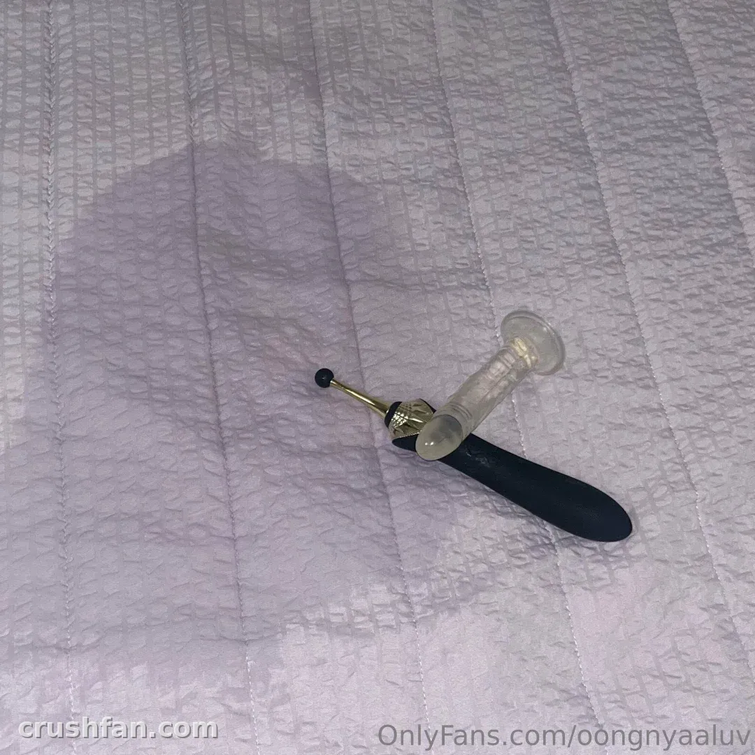 Dois pequenos objetos sobre roupa de cama branca acolchoada sob luz suave do dia