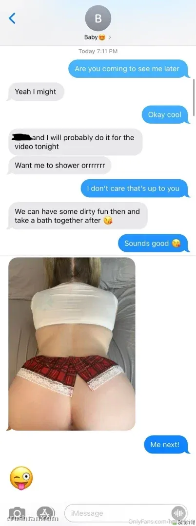 Hotwifekk con un top corto blanco y una falda escocesa roja, vista desde atrás en un dormitorio.