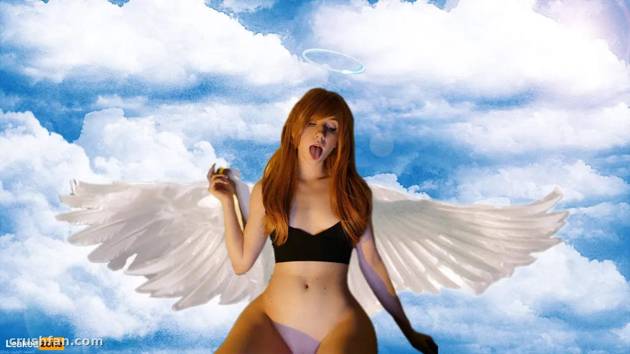 Créatrice avec des ailes d'ange et un haut noir contre un ciel bleu nuageux