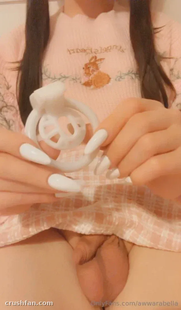 Princesse Arabella dans un haut en tricot rose tenant une petite peluche blanche
