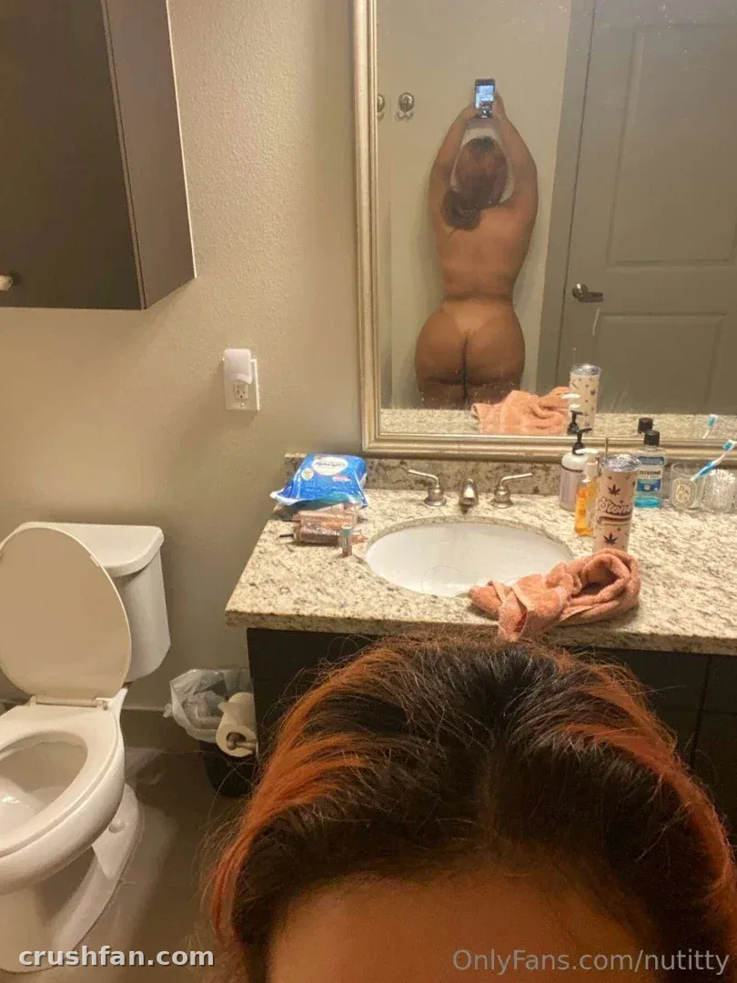 Spiegel-Selfie in einem Badezimmer mit Granitwaschbecken und pfirsichfarbenem Handtuch