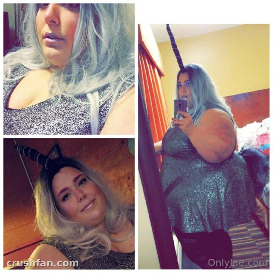 Jae Moonbeam in einem silbernen Paillettenkleid und Einhornhorn-Stirnband, die drinnen Spiegel-Selfies macht.