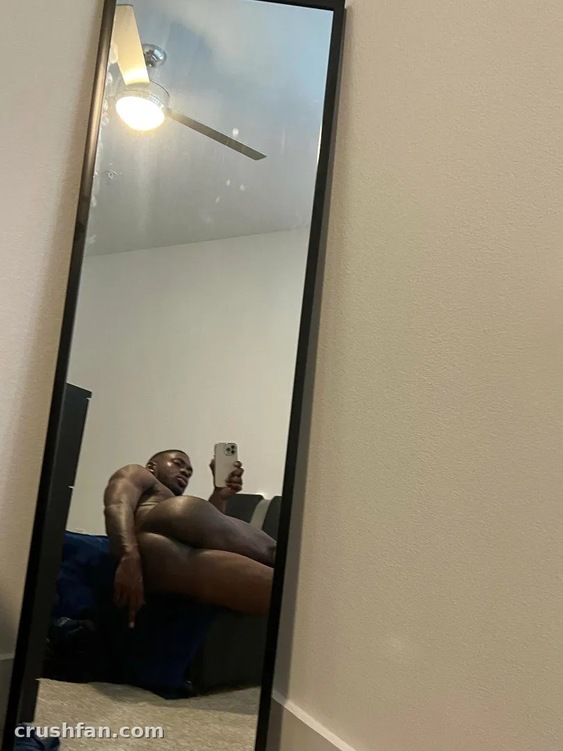 Future X prenant un selfie miroir tout en étant allongé en intérieur sous une lumière chaude.