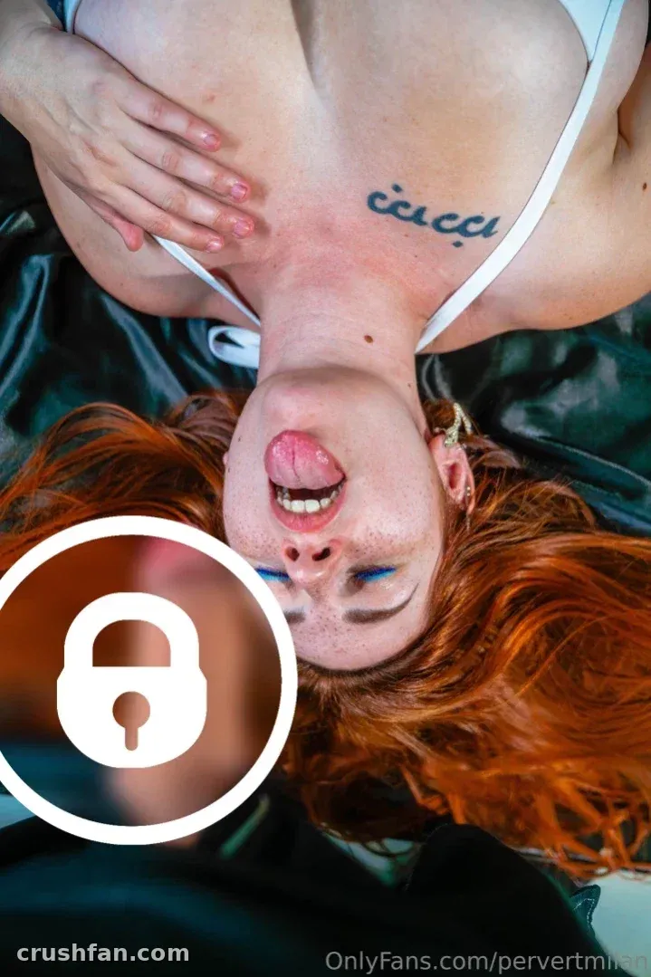 Pervert de cabeça para baixo em lençóis de cetim escuros com cabelo ruivo e maquiagem azul nos olhos