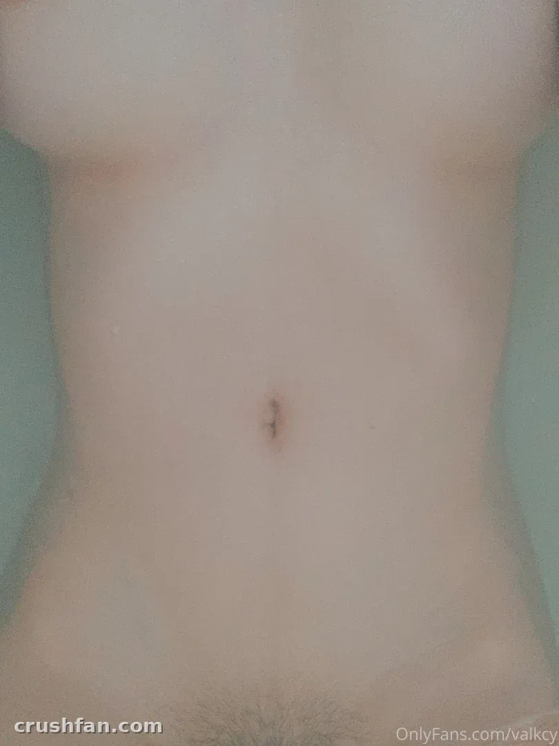 Close do torso de ren ♡ contra uma parede verde-clara