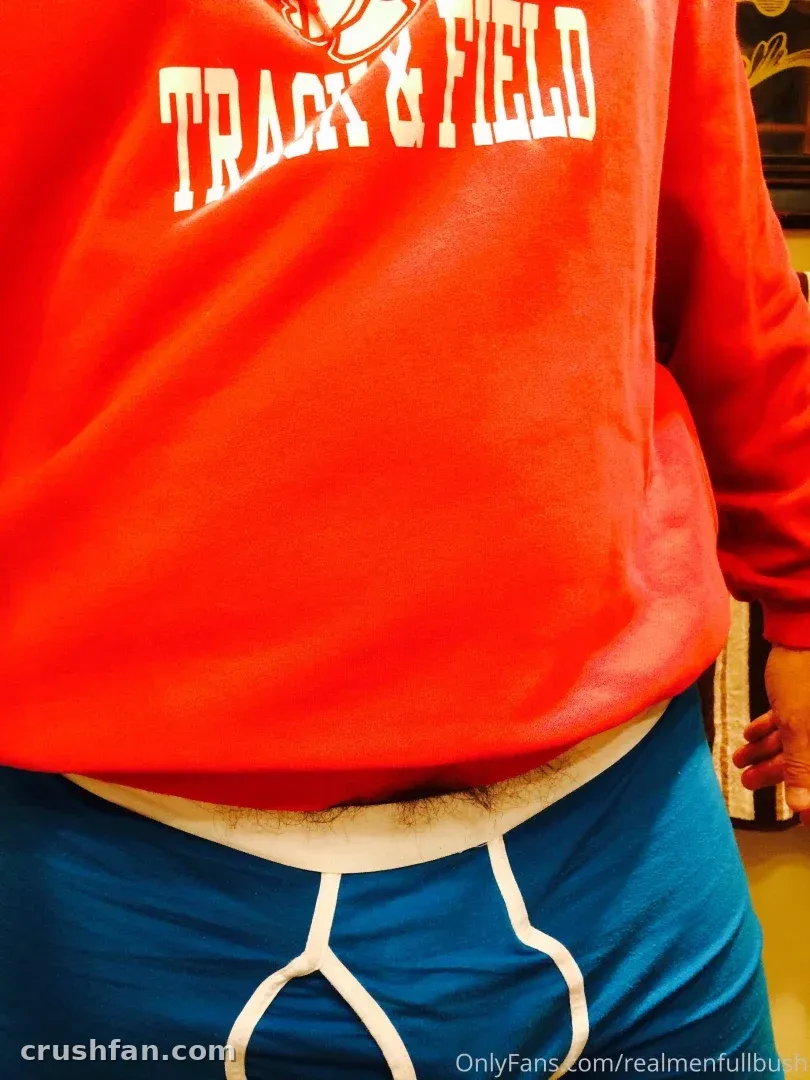 Seattle Dad in einem roten Leichtathletik-Oberteil und blauer Unterhose, beschnittene Ansicht des Oberkörpers