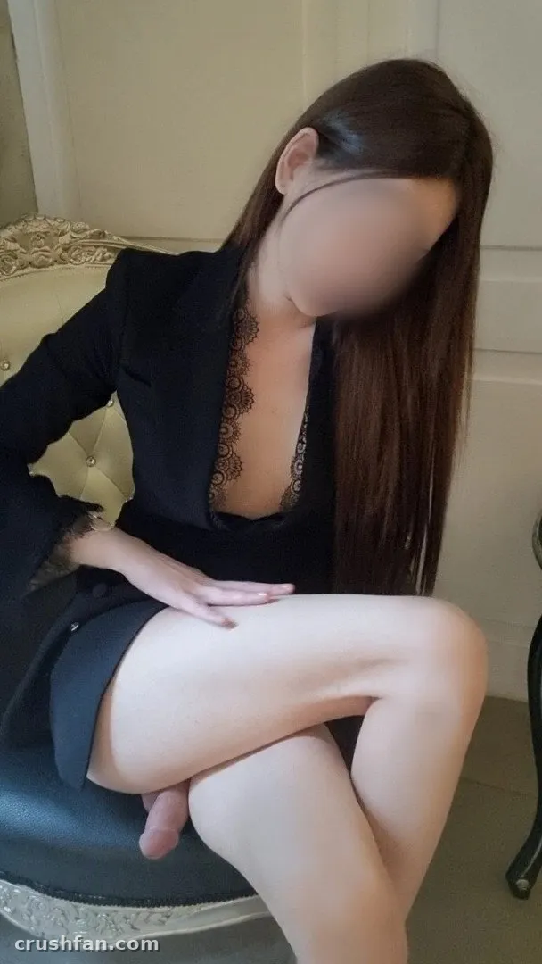 Princess (공쥬님) сидит в помещении в чёрном блейзере и кружевном топе