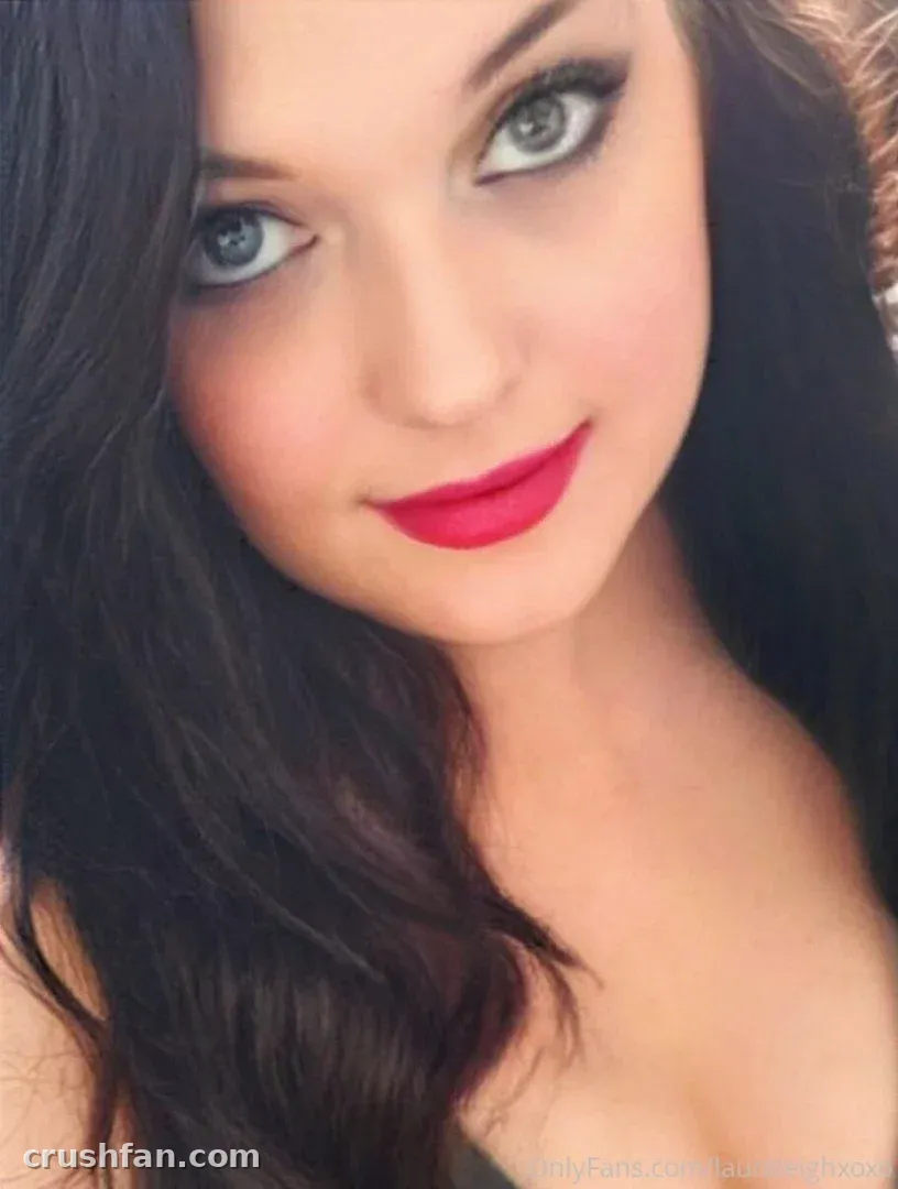 Retrato em close de Laura Leigh xoxo com longos cabelos escuros e batom vermelho