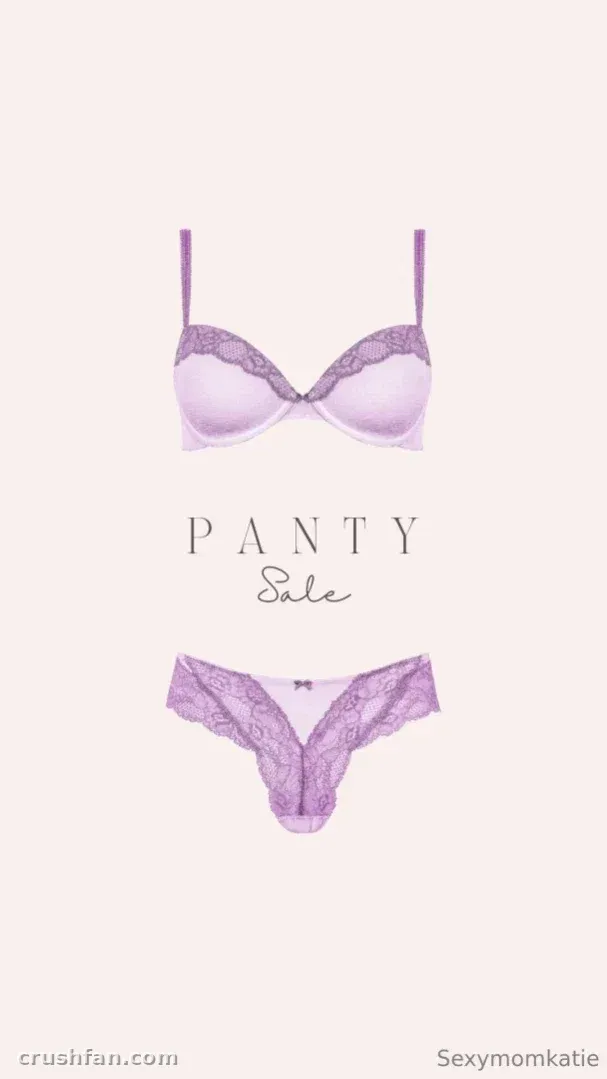 Conjunto de lingerie de renda lilás exibido sobre fundo rosa claro com o texto panty sale