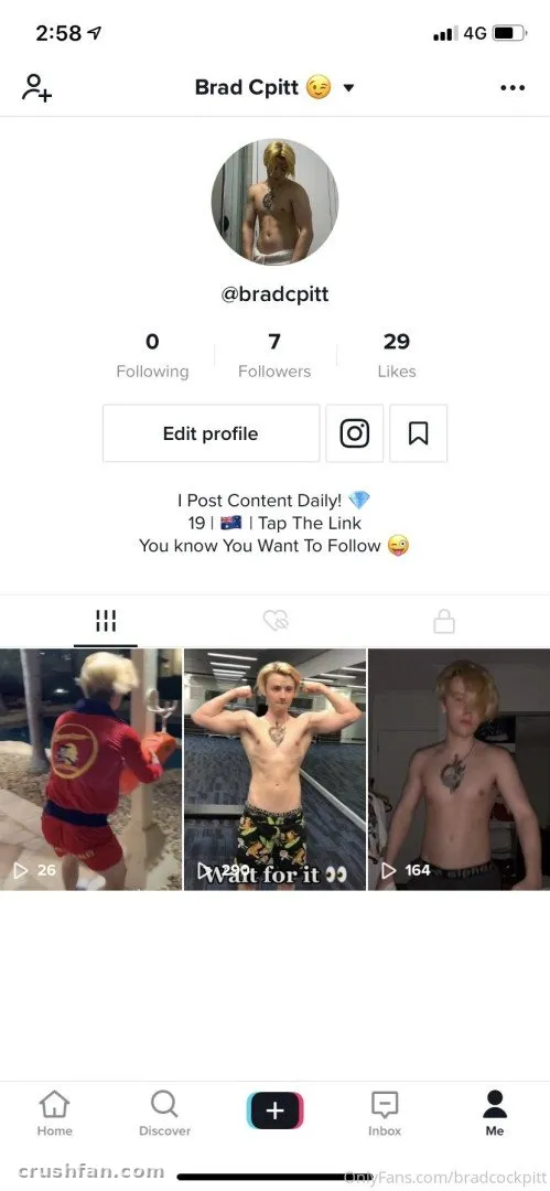 Page de profil de Brad Cockpitt montrant trois vignettes vidéo, une dans un costume rouge et deux torse nu.