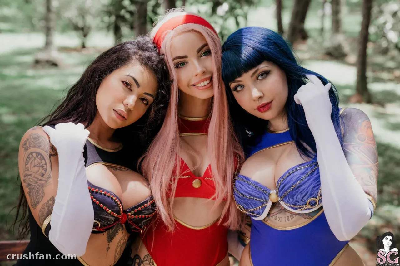 Blizz in einem roten Cosplay-Outfit posiert im Freien mit zwei anderen Cosplayern in einem Park.