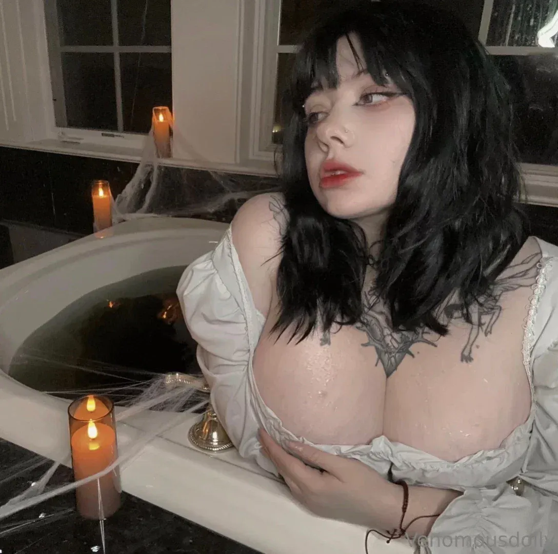 Venomous Dolly в ванной при свечах с паутиной и белым топом