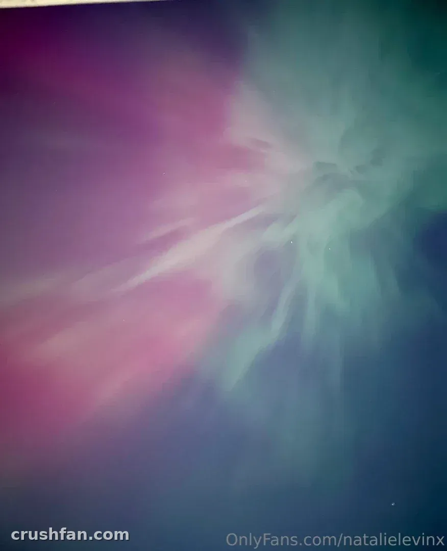 Explosão de luz abstrata em rosa e azul-petróleo com brilho suave e difuso