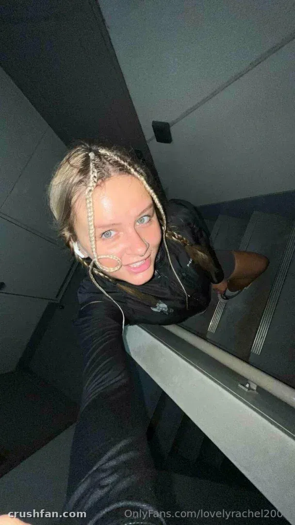 A adorável Rachel tirando uma selfie em uma escada com uma jaqueta escura.