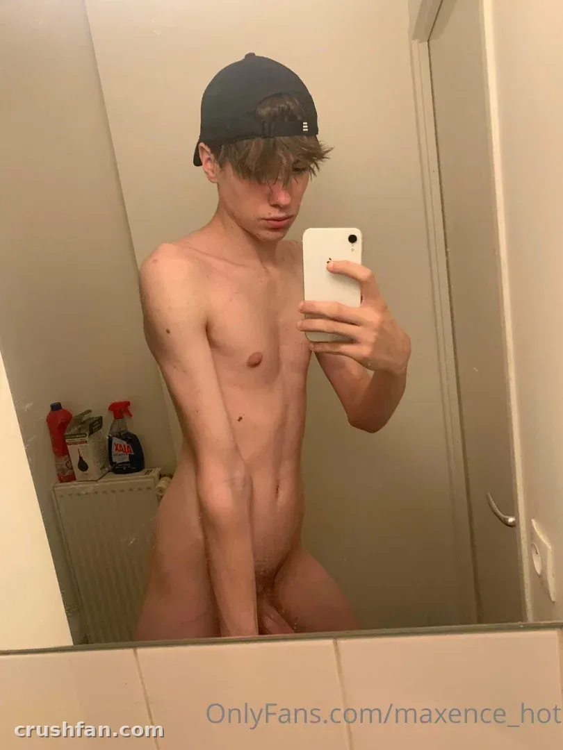 Maxence con gorra tomándose una selfie en el espejo en un baño