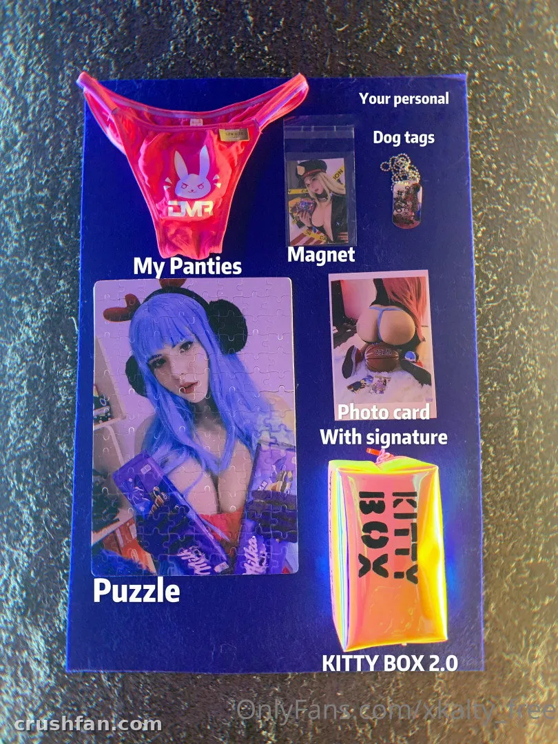 Mise en page promotionnelle d'un lot de fan sur fond bleu avec un vêtement rose et une carte photo.