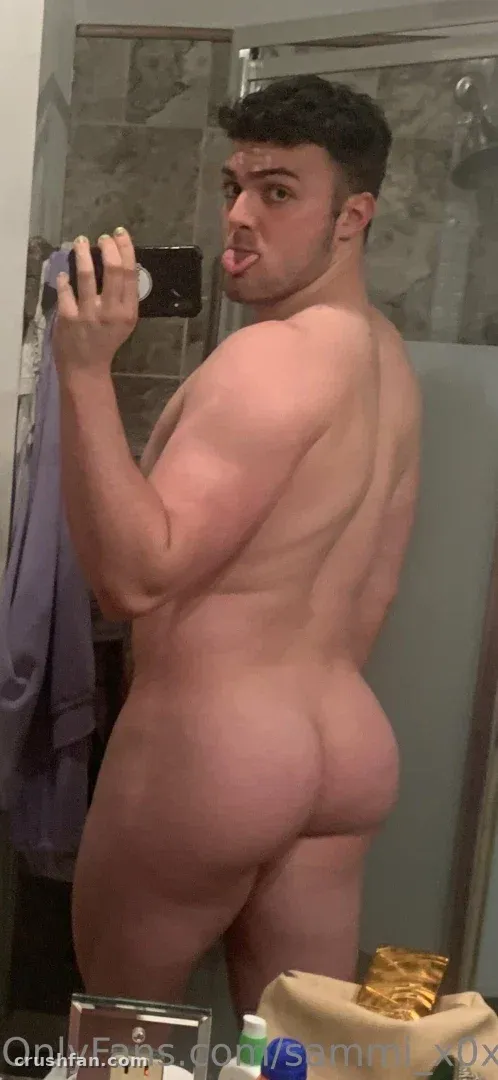 Sammi tomándose un selfie en el espejo de un baño con una toalla sobre un brazo