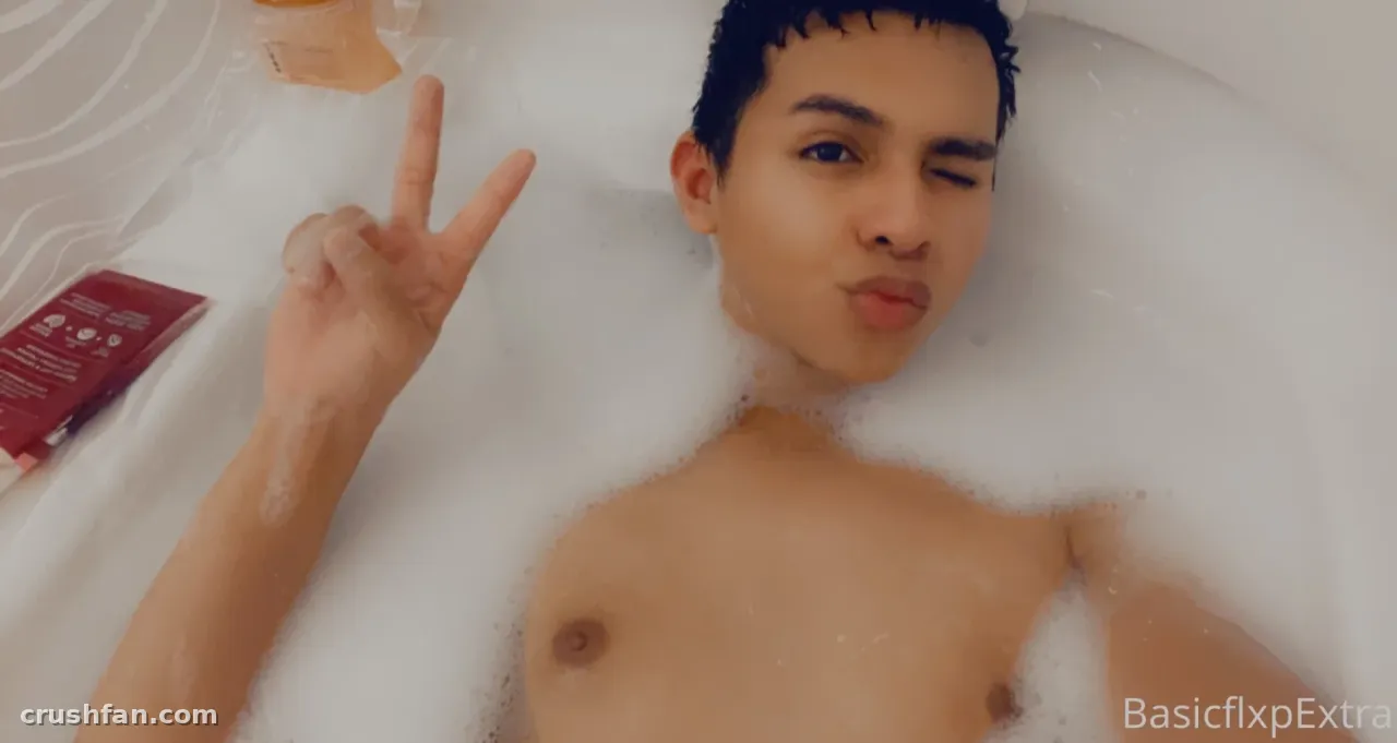 Creator in einer schaumgefüllten Badewanne, der ein Peace-Zeichen macht