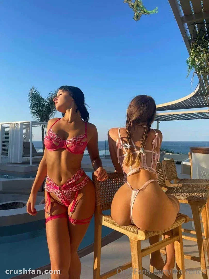 Léa Renez en lingerie en dentelle rose près d'une piscine sous un ciel bleu