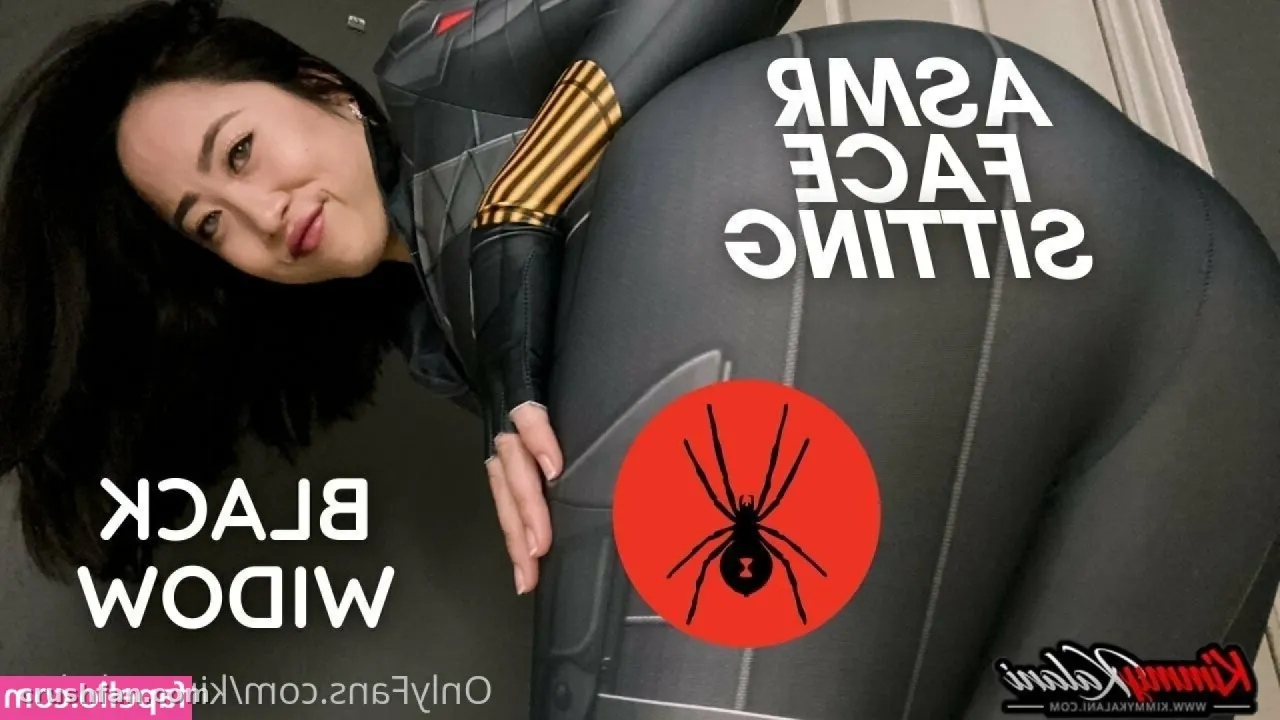 Kimmy Kalani com uma fantasia preta com detalhe dourado no braço e emblema de aranha vermelho