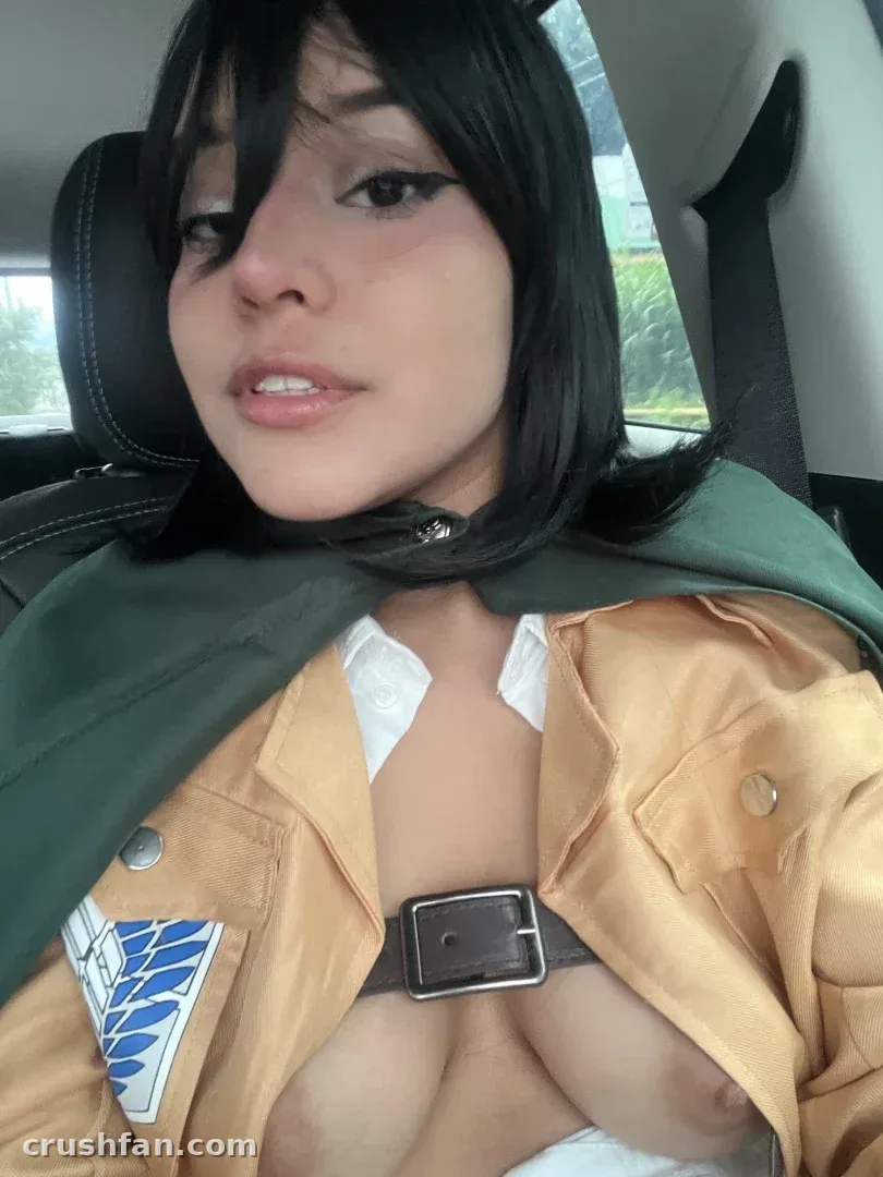 Ana ✧ con una capa verde y una chaqueta marrón dentro de un coche
