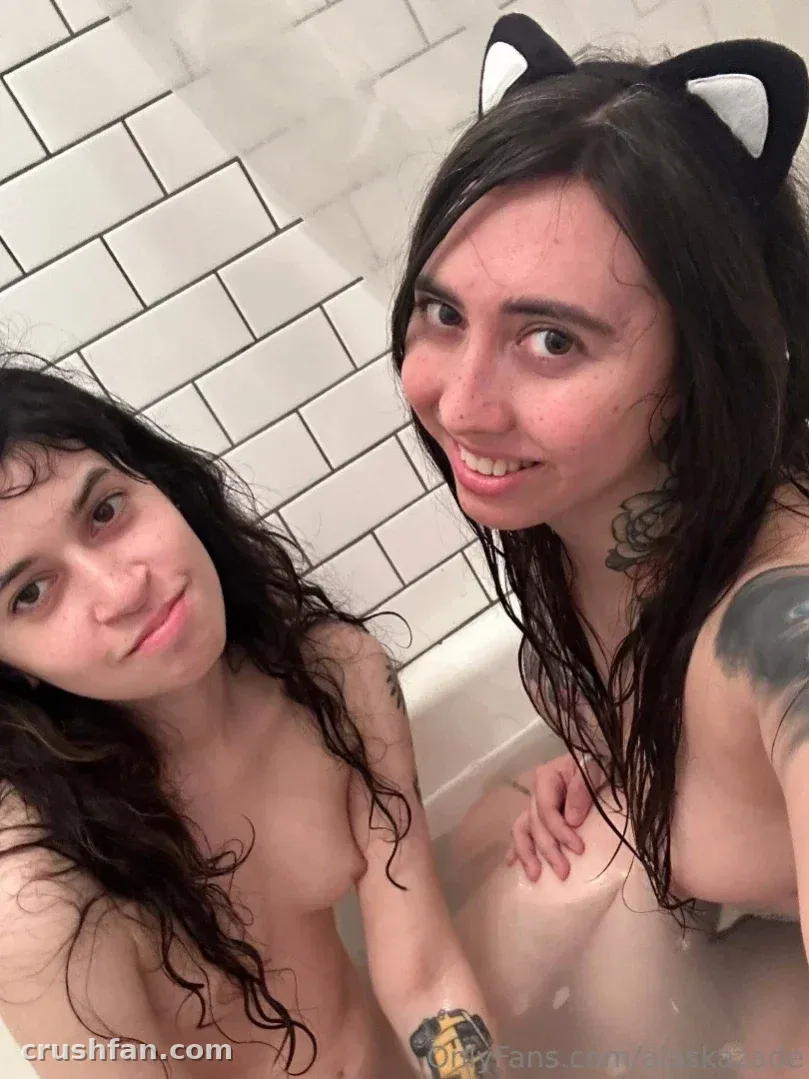 Alaska Zade dans un selfie de salle de bain avec des oreilles de chat et les cheveux mouillés