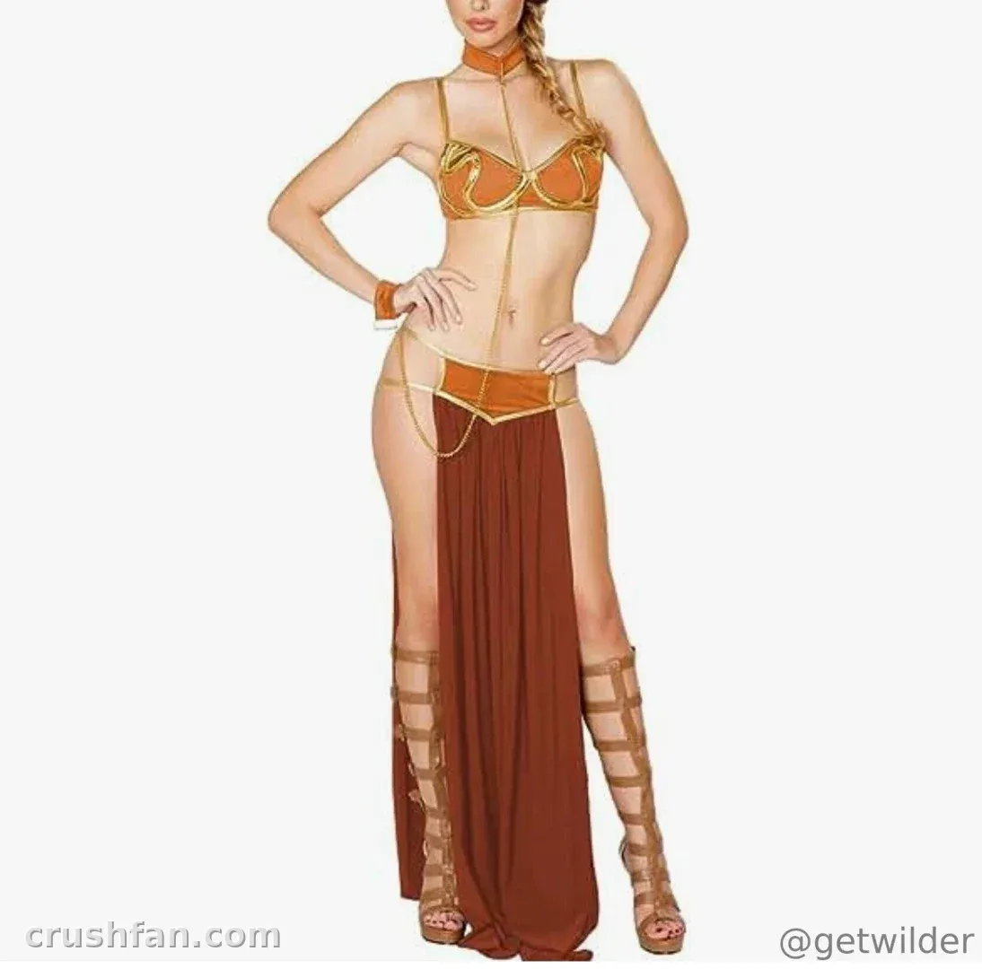 Criadora com uma fantasia de fantasia dourada e marrom contra um fundo branco liso