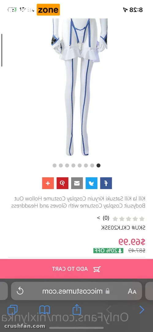 Nixlynka dans un costume blanc et bleu avec des bas jusqu'aux cuisses dans un aperçu de produit.