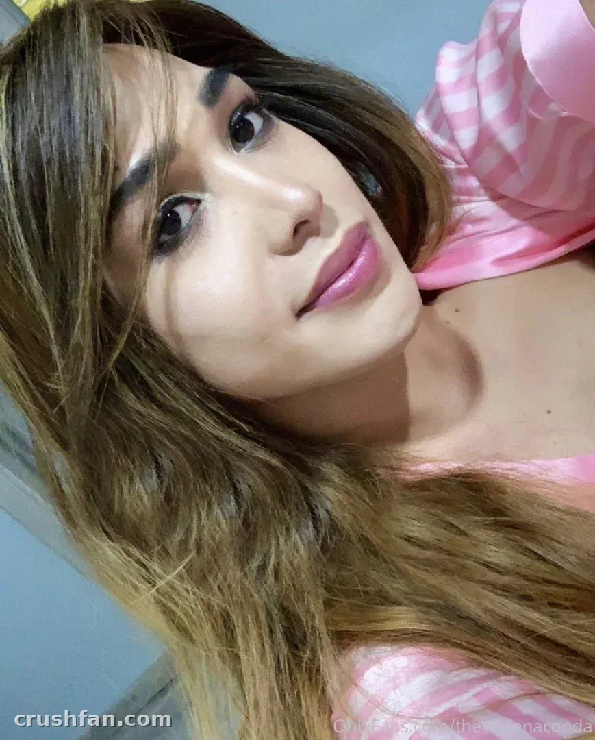Selfie de cerca de Anaconda 25cm con cabello largo castaño claro y labial rosa