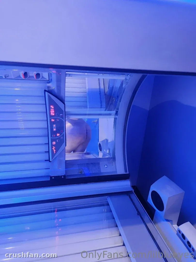 Creator in einem blau beleuchteten Solarium mit Bedienfeld und Glasspiegelung