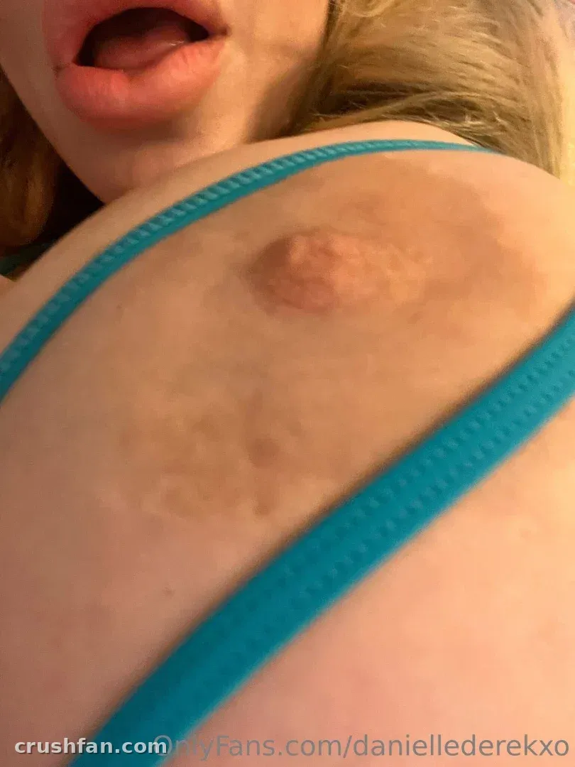Крупный план плеча Danielle Derek с бирюзовой лямкой и открытым ртом