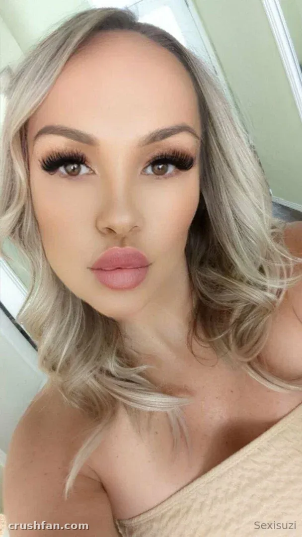 sexisuzi in a close-up selfie with light blonde waves and soft neutral makeup
