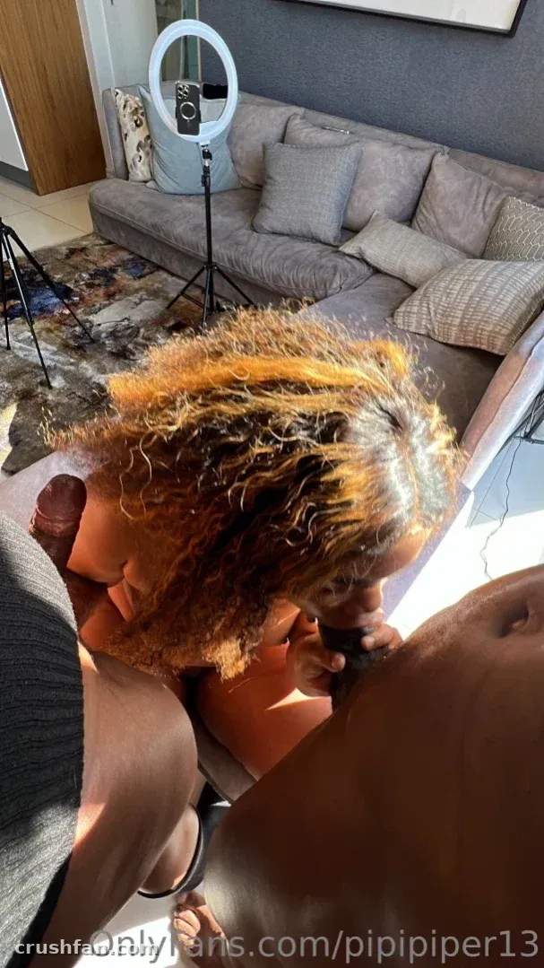 Creadora con cabello rizado en una habitación luminosa con aro de luz y sofá gris