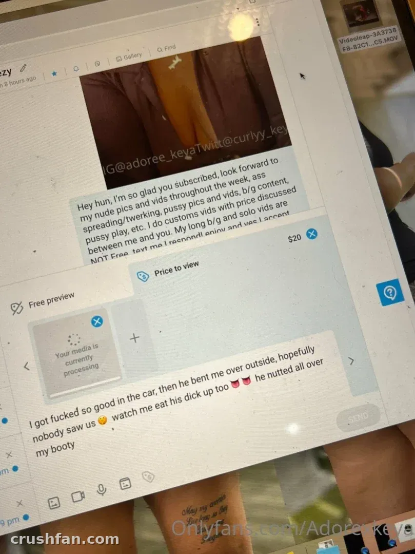 AmberDyme tenant un téléphone montrant un fil de messages privés avec un aperçu multimédia