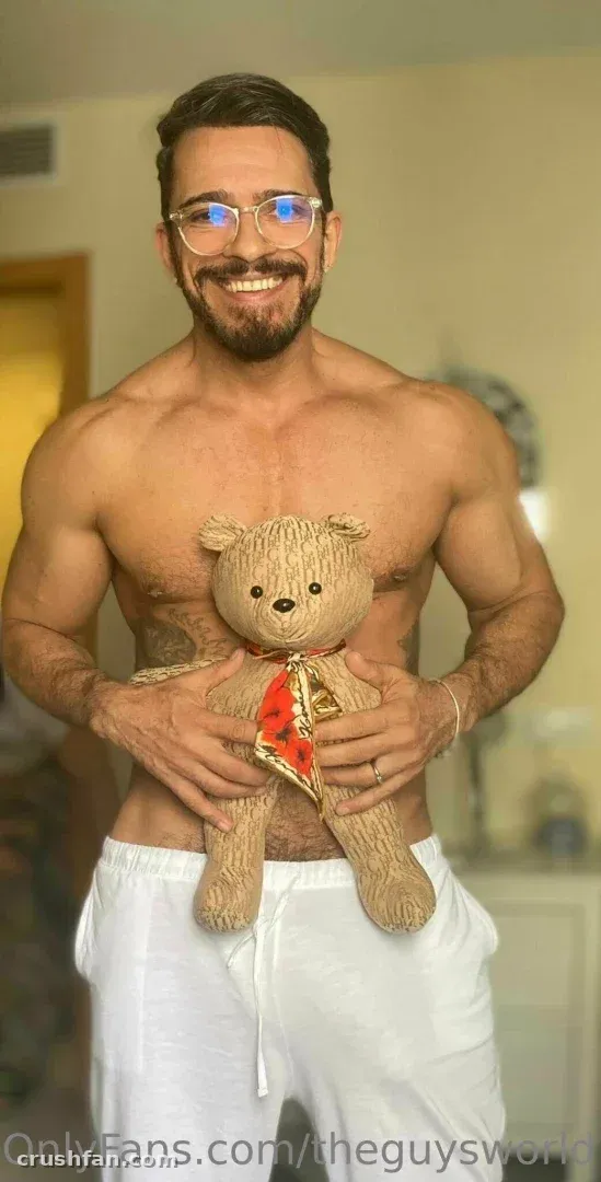 Oben ohne Mann mit Brille, der drinnen einen kleinen Teddybären hält