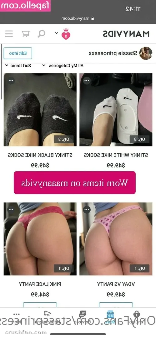 Captura de tela espelhada de uma página de loja com quatro blocos de produtos e uma faixa rosa